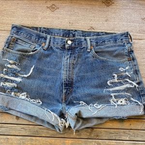 REPOSH LEVI'S SHORTS